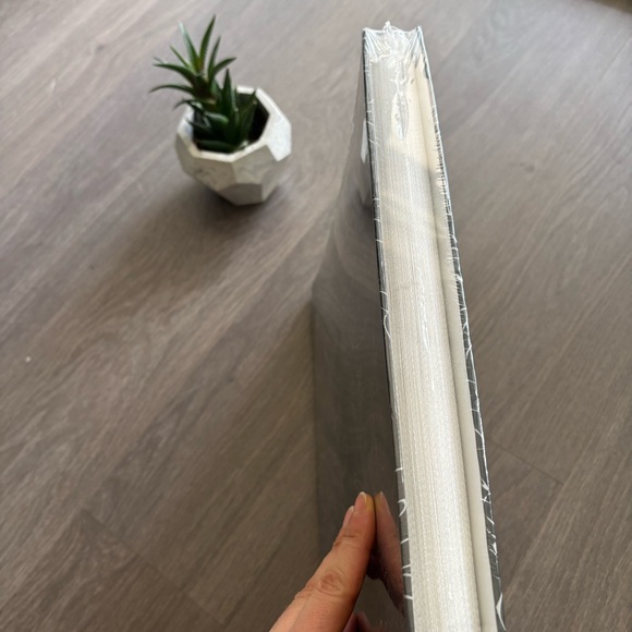 NWT Black and White Floral Patterned Photo Album - Picture 3 of 10